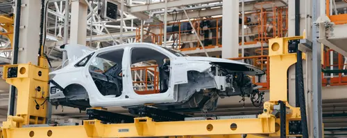 Verschiedene Branchen, in die eine vielseitige DSFM Software integriert werden kann, zeigen einen Lastwagen auf einer Autobahn, ein startendes Flugzeug und ein Frachtschiff in einem Hafen bei Sonnenuntergang.