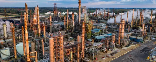 Verschiedene Branchen, in die eine vielseitige DSFM Software integriert werden kann, zeigen einen Lastwagen auf einer Autobahn, ein startendes Flugzeug und ein Frachtschiff in einem Hafen bei Sonnenuntergang.