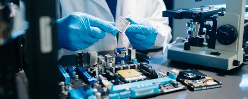 Verschiedene Branchen, in die eine vielseitige DSFM Software integriert werden kann, zeigen einen Lastwagen auf einer Autobahn, ein startendes Flugzeug und ein Frachtschiff in einem Hafen bei Sonnenuntergang.